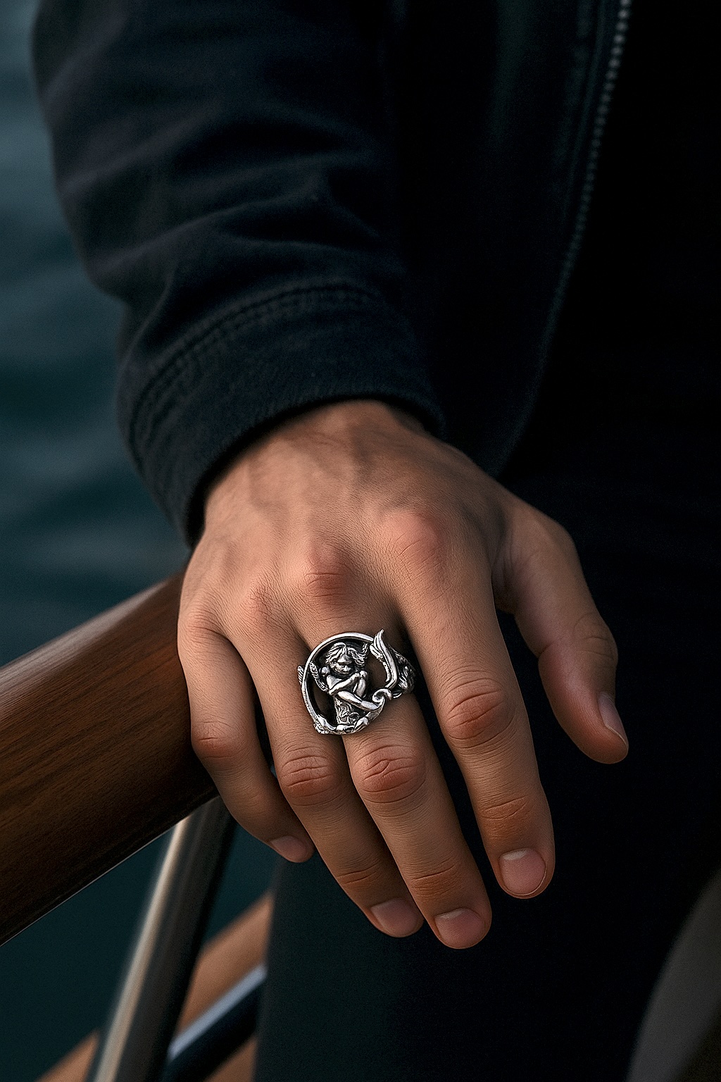 Anello chevalier aperto in argento con angelo custode